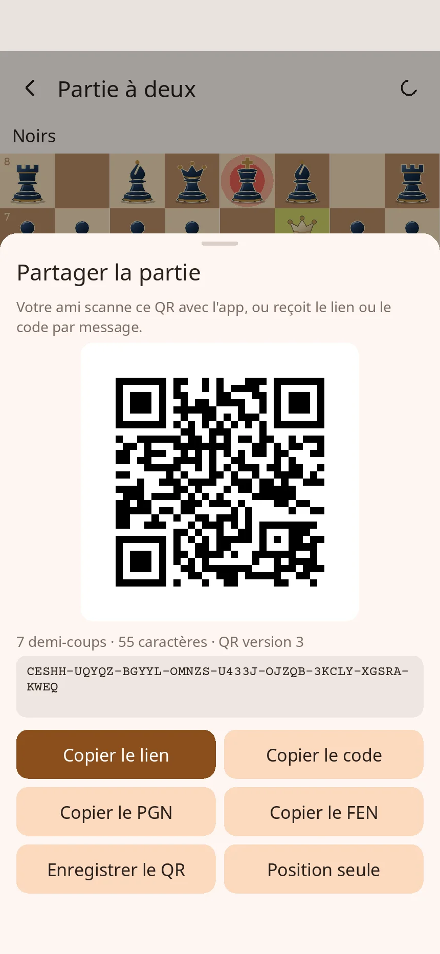 Feuille « Partager la partie » ouverte sur la partie : un grand QR à scanner, puis le code et les boutons pour copier le lien, le code, le PGN ou le FEN.